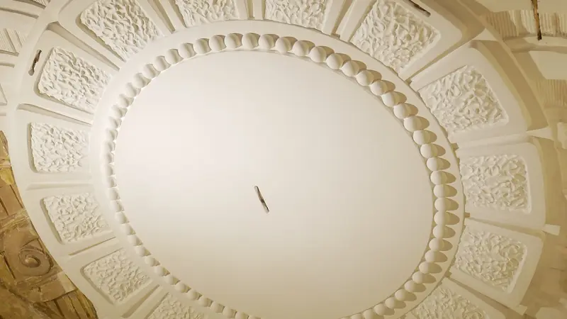 Stuckrelief mit Ornamenten an einer Decke